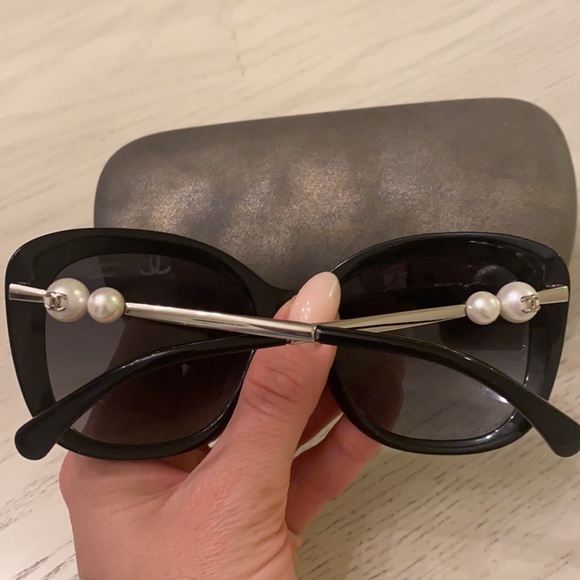Chanel Pearl Sunglasses - Picture 2 of 4